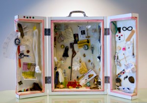 No sacred place. objetos portátiles. Caja de madera y fornica. Acolchado de tela, alfileres y objetos. 40 x 30 x 15 cm. 2012